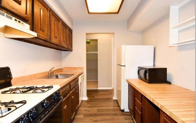 Building Photo - Well-Appointed 2 Bed 1 Bath Condo In Vibra...