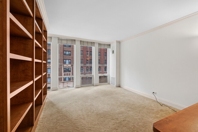 Building Photo - 200 E Delaware Pl