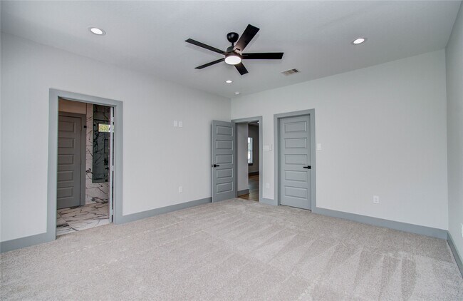 Building Photo - 837 S Victory Dr