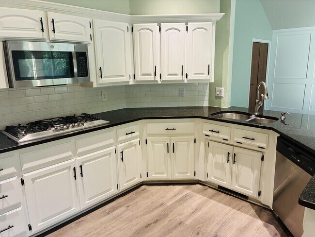 Building Photo - Beautiful Home in Westbury South Ready for Move-In!