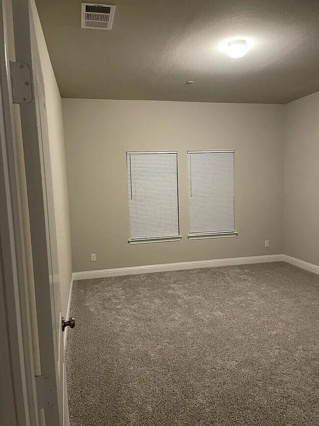 Building Photo - 207 Suma Dr