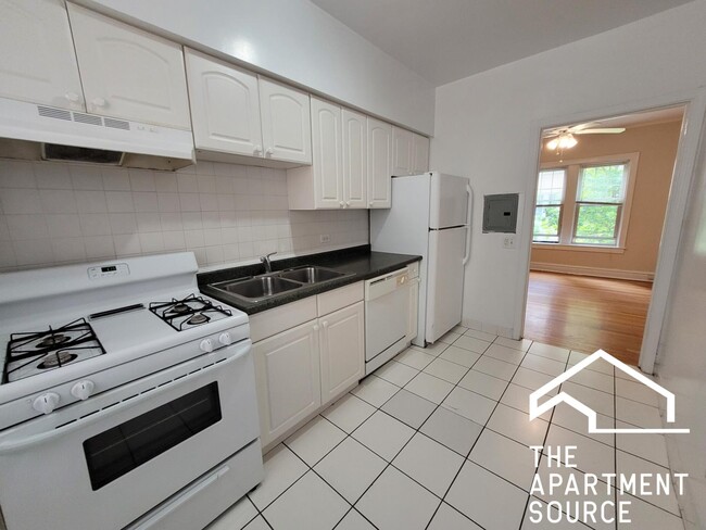 Building Photo - 916 Reba Pl