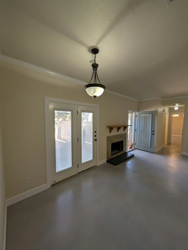 Building Photo - 106 Commercial Dr