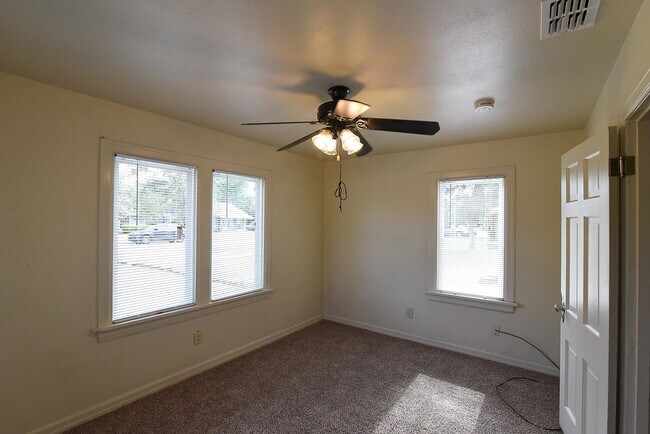 Building Photo - "Charming Retreat: Cozy 2-Bed, 1-Bath Gem ...