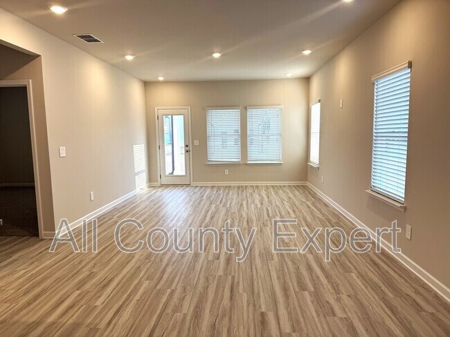 Building Photo - 823 Misty Holw Trl