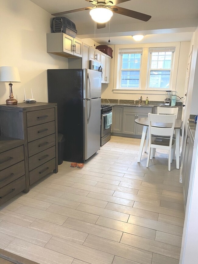 Building Photo - 1064 W Thorndale Ave