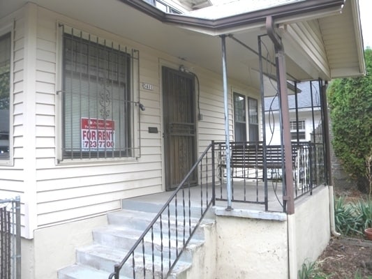 Building Photo - Adorable home with nice amenities!  yard, carport, Walk to shops & Bus!