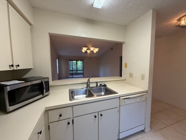 Building Photo - Spacious 2 bedroom, 2 bathroom home