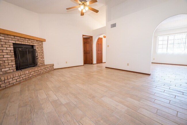 Building Photo - Large Home in Quiet Area, 3 Bedroom, 2 Bat...