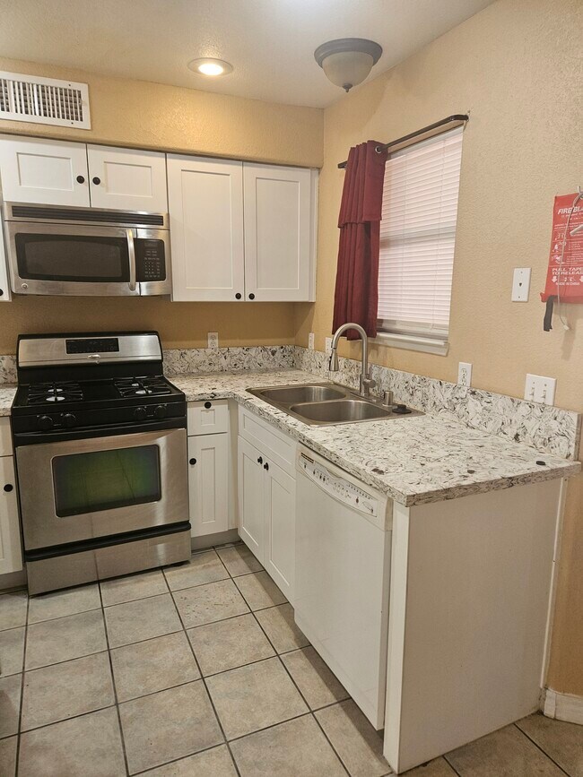 Building Photo - 6102 Hillside Bloom Ct