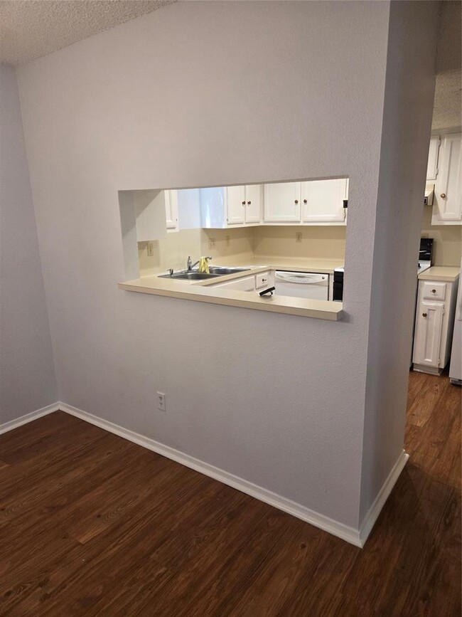Building Photo - 8111 Baywood Dr