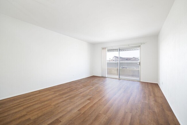 Building Photo - Pacific Beach condo now available, excellent location!
