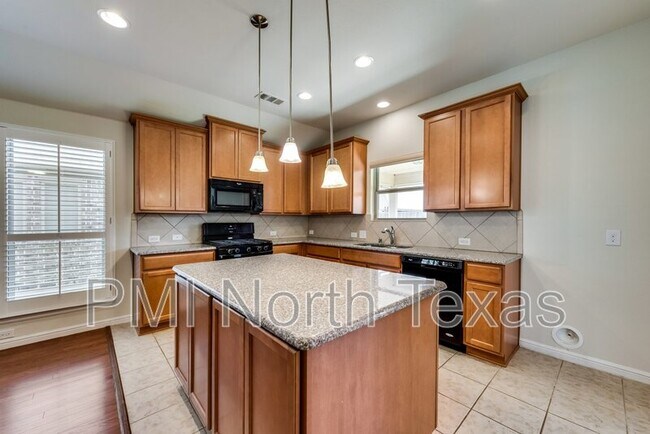 Building Photo - 2404 Sun Creek Dr