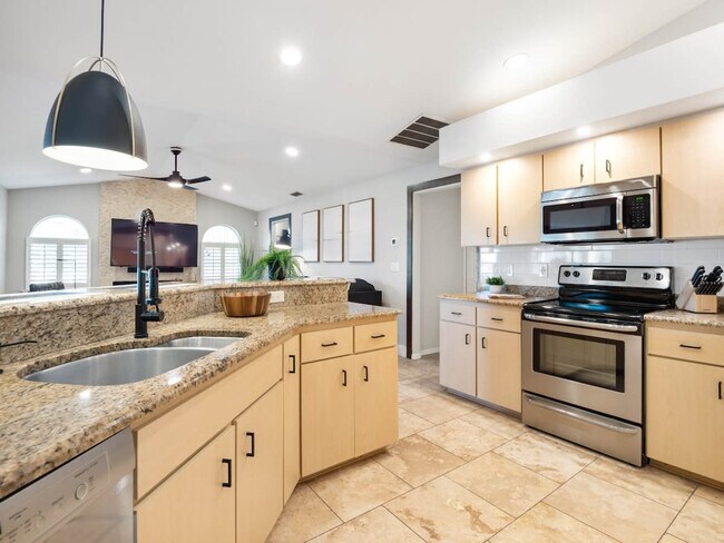 Building Photo - 6 Clinton Ct N