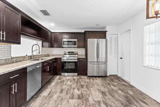 Building Photo - 125 Raintree Trail