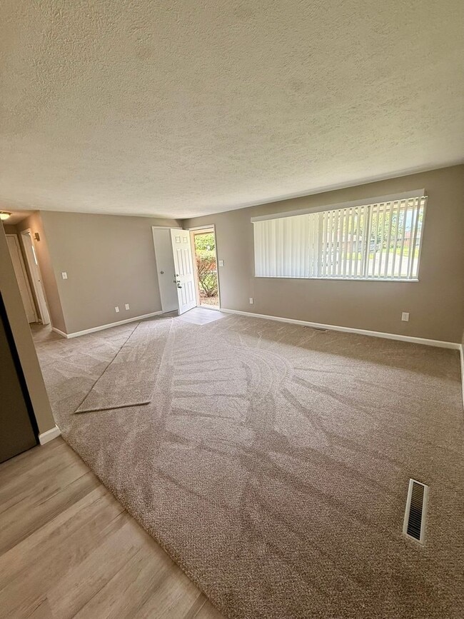 Building Photo - Move-In Ready 2BR in Kettering | Granite Counters + New Carpet