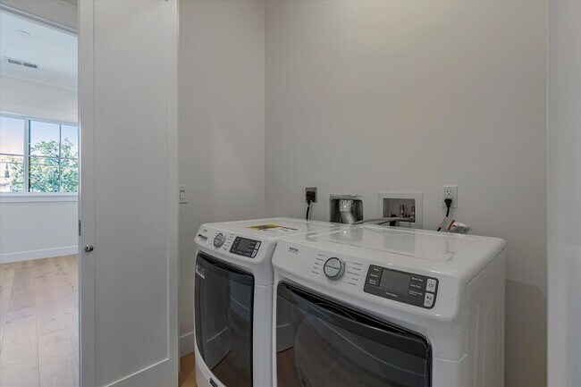 Building Photo - Newer High-Tech Home | Top Schools | Great...