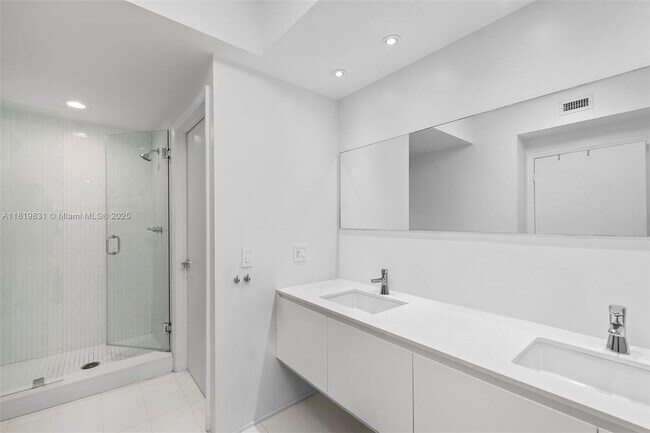 Building Photo - 4779 Collins Ave