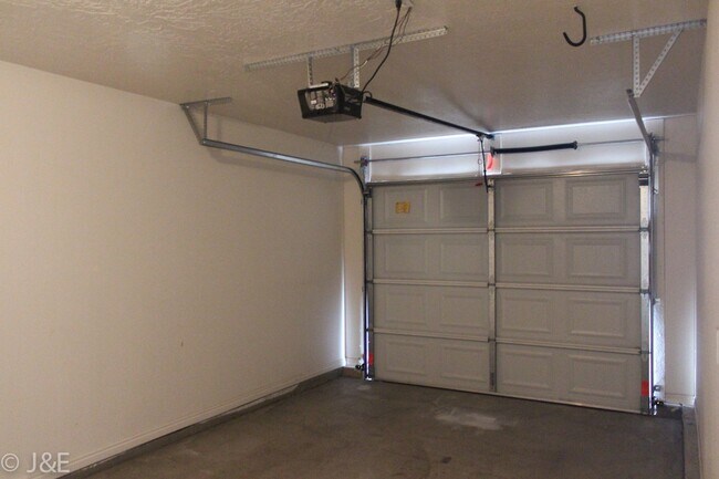 Building Photo - Charming 3-bedroom Home