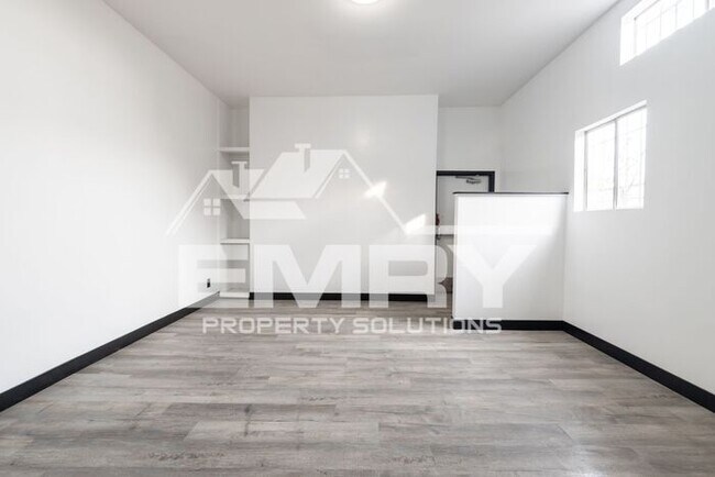 Building Photo - 942 S Gerhart Ave