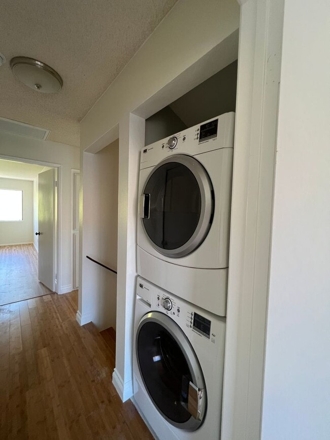 Building Photo - 3 bed, 2 1/2 bath Thousand Oaks Townhome