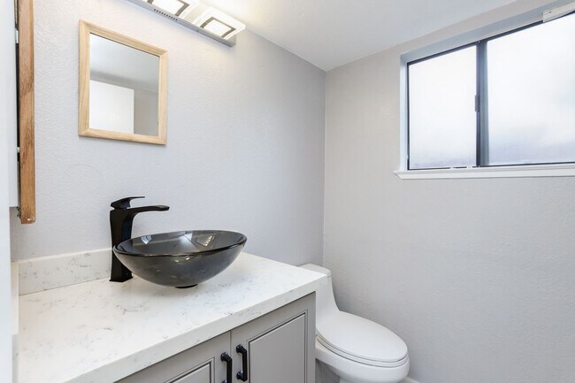 Building Photo - 2 Bed / 2.5 Bath pet friendly condo near downtown San Carlos with two parking spaces. YouTube tour!