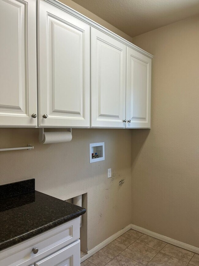 Building Photo - 3 bedroom 2 bathroom Home available in 55+...