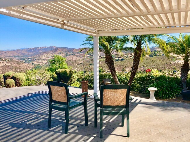 Building Photo - Beautiful Custom Home in Fallbrook, just m...