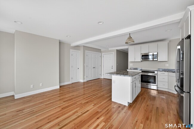 Building Photo - 136 Bank St