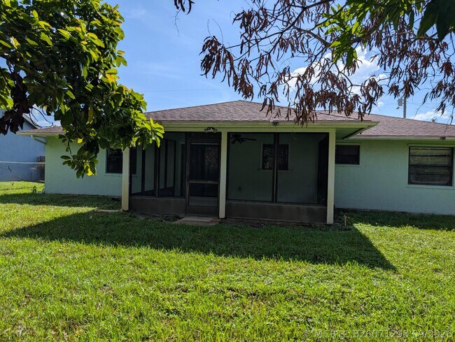 Building Photo - 1832 SE Manth Ln