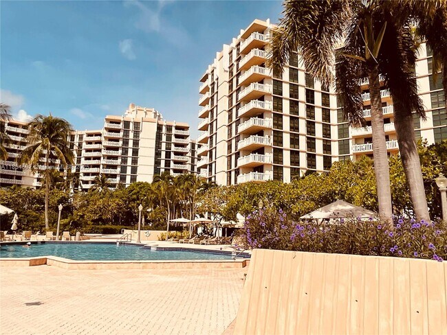Building Photo - 1121 Crandon Blvd
