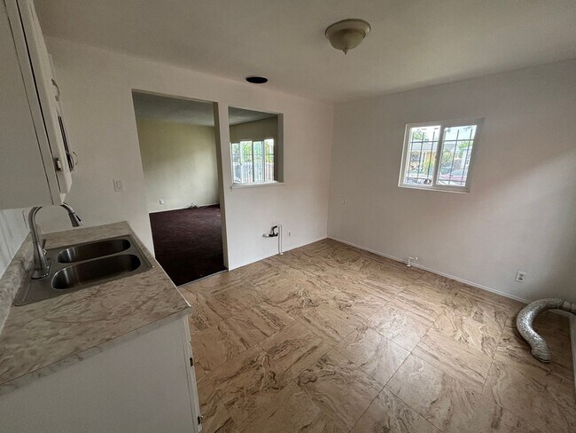 Building Photo - 229 E 89th St