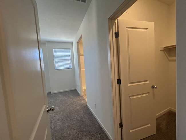 Building Photo - Fresh 3 Bed, 2 Bath Home - Close to shopping!