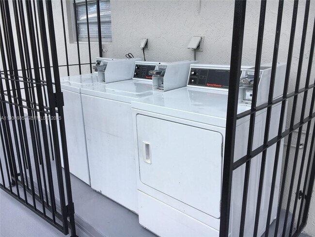 Building Photo - 50 W 31st St