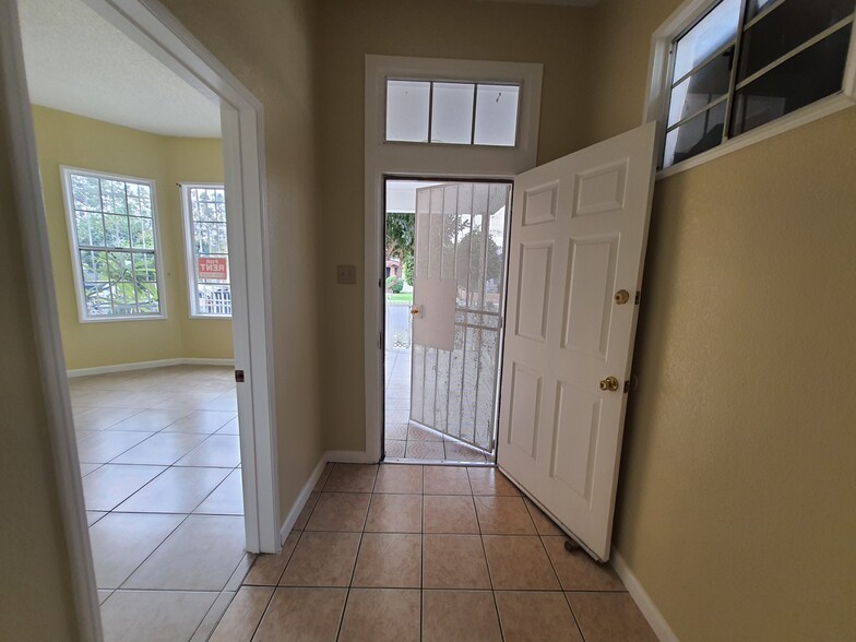 Foyer/Front door entrance - 4226 Wall St