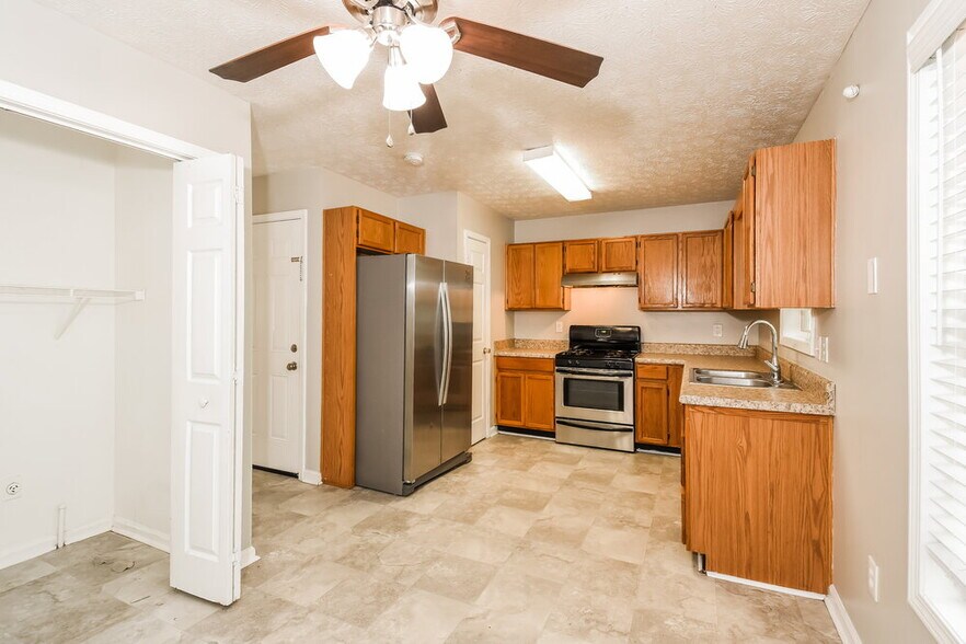 Building Photo - 2580 Candler Way