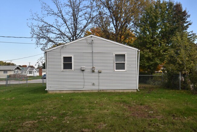 Building Photo - Mishawaka South-side 3 bedroom with a fenc...