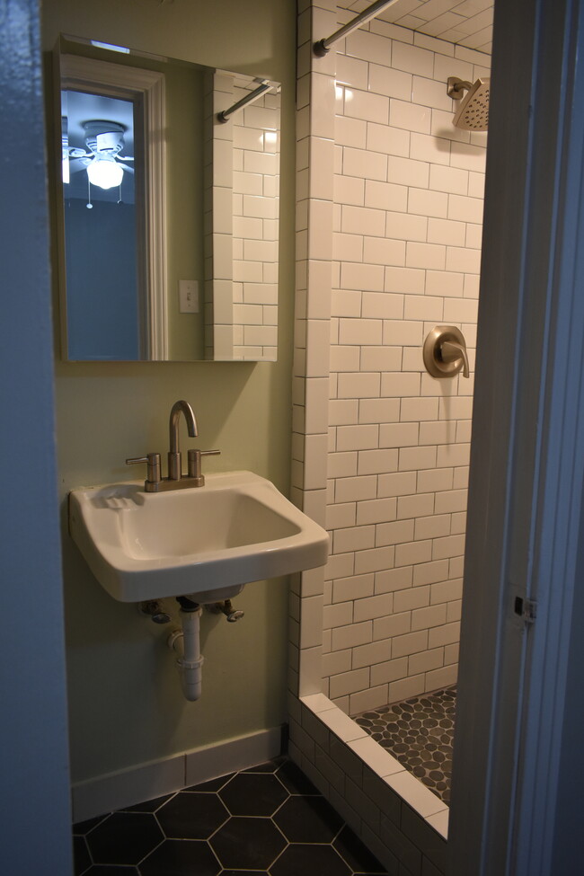 Middle bathroom private bath - 2305 Goldsmith St