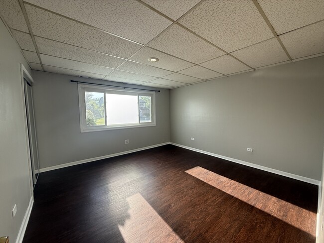 Building Photo - 3900 Sandpiper Dr