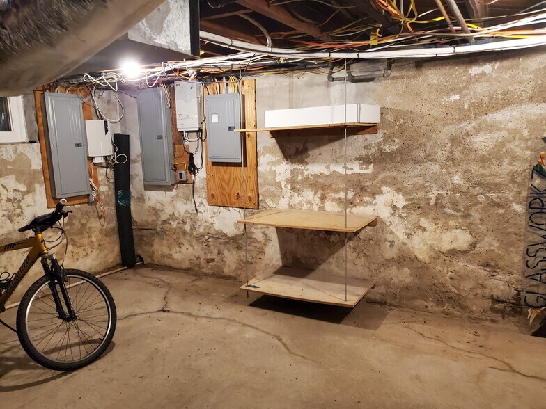 Building Photo - 2411 Patane Ave