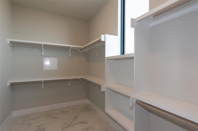 Building Photo - 2804 Lawrence Dr