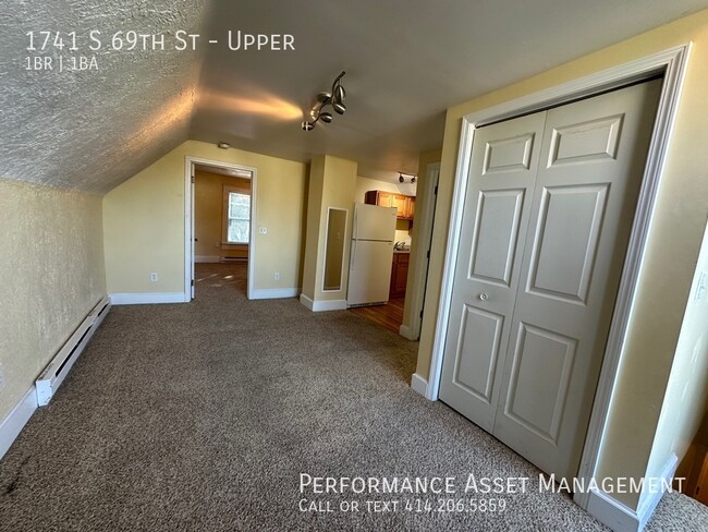 Building Photo - Cozy 1br Upper Unit in West Allis