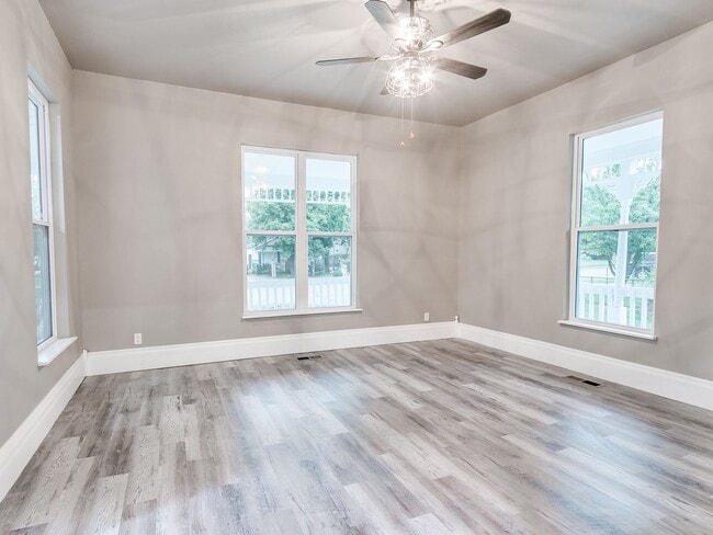 Building Photo - Beautiful 4 bedroom home in Guthrie - Move in Deposit-Free! (If Qualified)