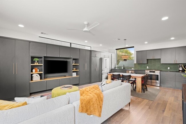 Building Photo - 3406 E 17th St