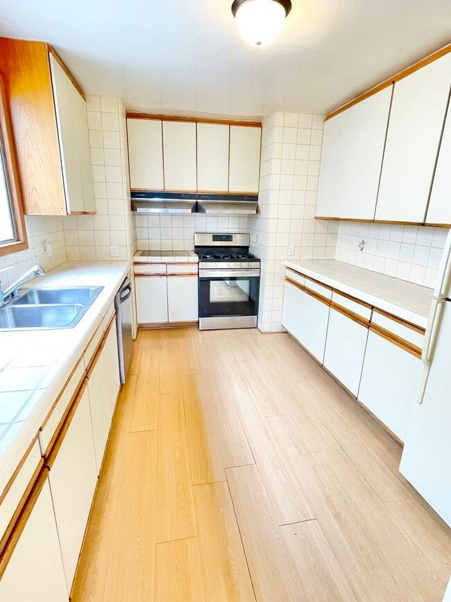 Building Photo - Beautiful 3 Bed / 2 Bath Sunset/Parkside Home!
