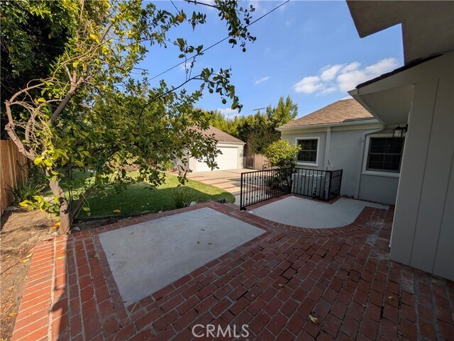 Building Photo - 582 N Sunnyslope Ave