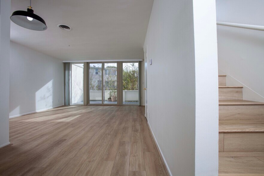 Big and filled with light living room area - 478 Seaward Rd