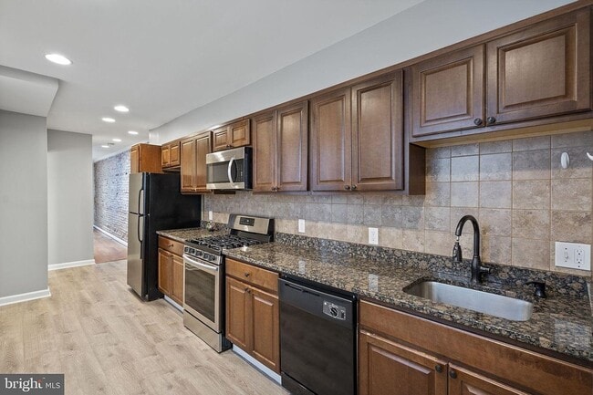 Building Photo - 764 Ramsay St