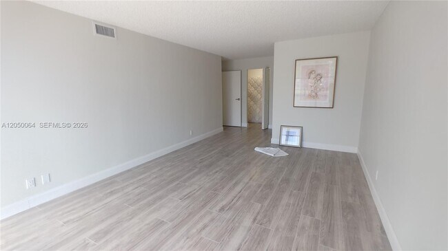 Building Photo - 1000 Parkview Dr