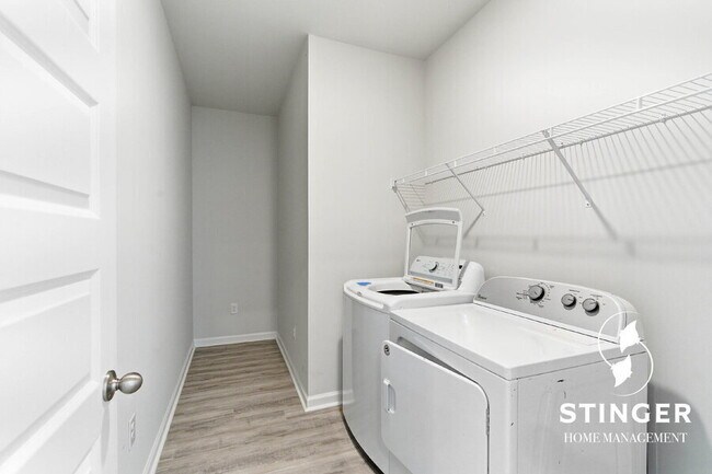 Building Photo - 548 Hideaway St